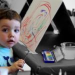 Kind malt Bild gelassen kommunizieren